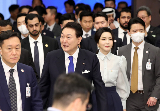 아랍에미리트(UAE)를 국빈 방문 중인 윤석열 대통령과 김건희 여사가 14일(현지시간) 아부다비 한 호텔에서 열린 UAE 동포간담회에 입장하고 있다. 연합뉴스